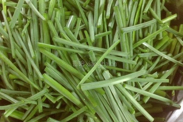 鲜鱿炒韭苔的做法图解1