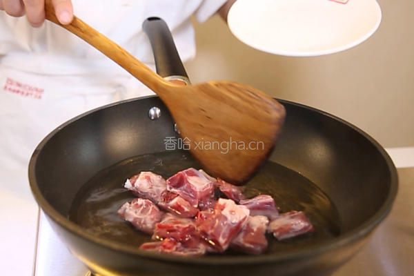 玉米胡萝卜排骨汤的做法图解1