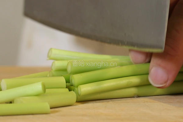 蒜苔炒腊肉的做法图解1