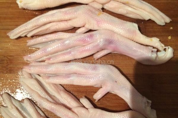 电饭煲酱香鸭脚的做法图解1