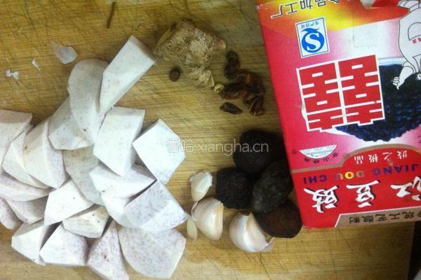 香芋蒸排骨的做法图解1