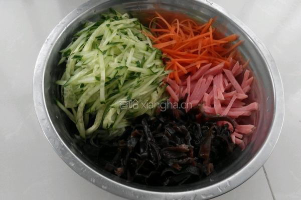 凉拌木耳火腿黄瓜丝的做法图解2