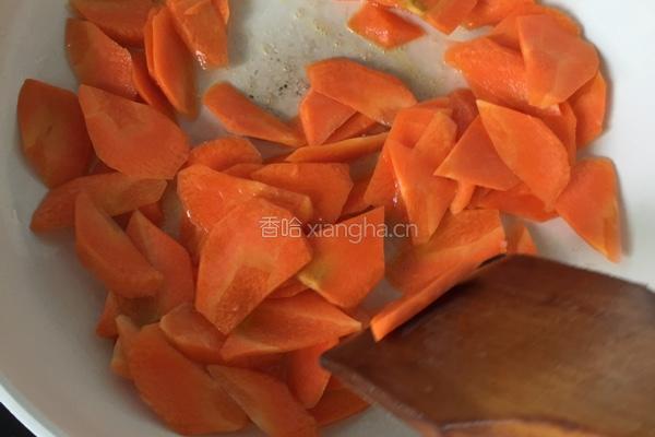 胡萝卜炒木耳的做法图解4