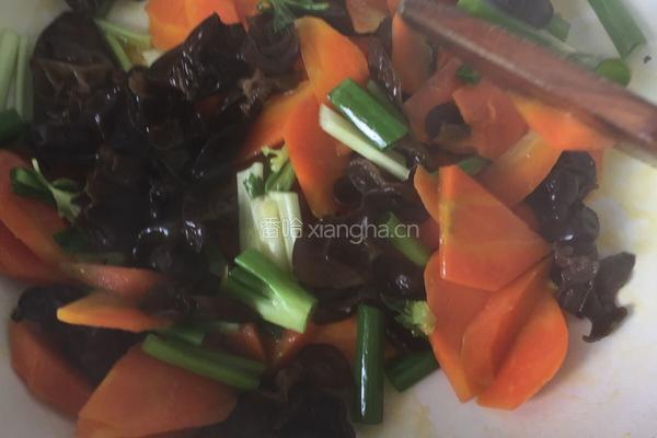 胡萝卜炒木耳的做法图解7