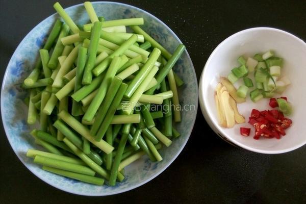 蒜苔炒肉的做法图解1