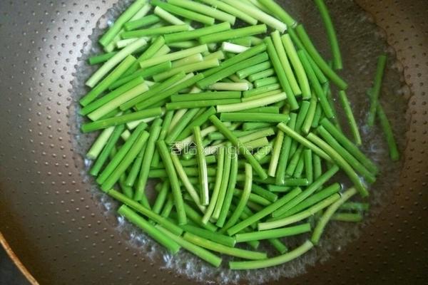 蒜苔炒肉的做法图解3