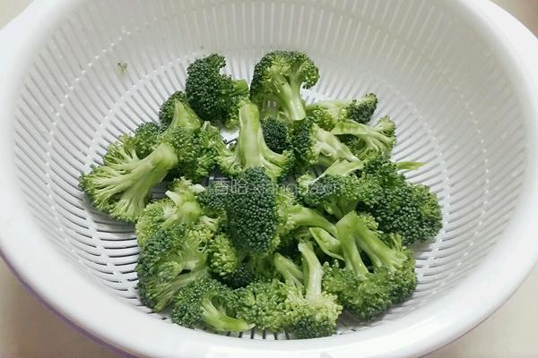 西兰花炒杏鲍菇的做法图解4