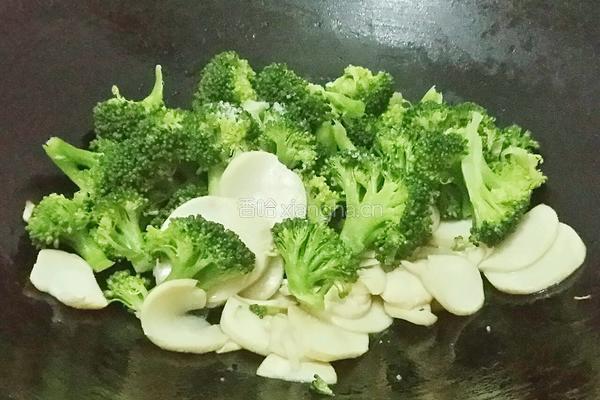 西兰花炒杏鲍菇的做法图解7