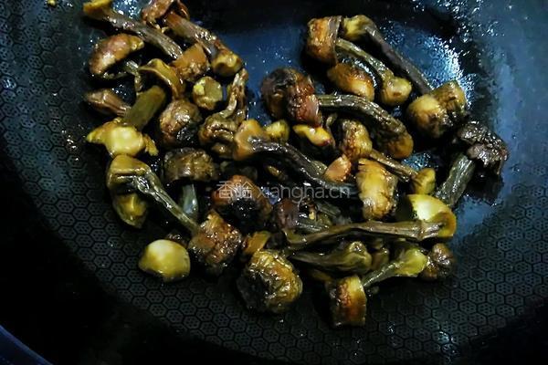 姬松茸炒肉的做法图解13