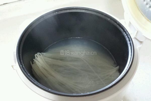 青瓜脆皮肠伴桂林米粉的做法图解1