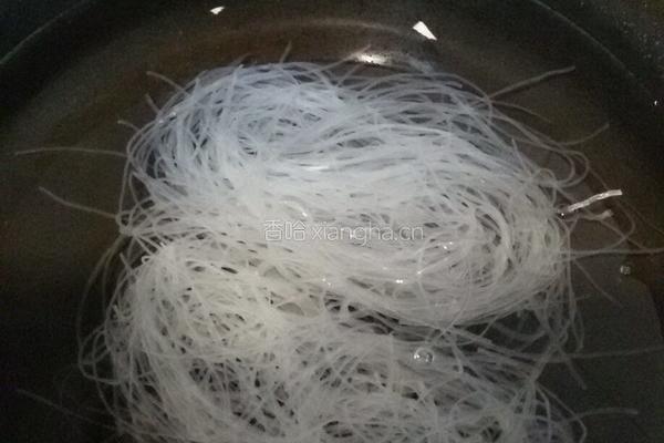 白菜莲花粉丝汤的做法图解7