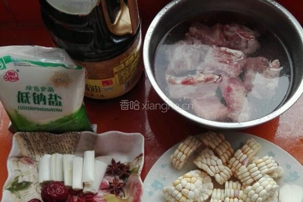玉米山药炖排骨的做法图解1