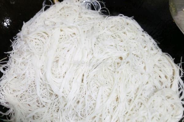 茼蒿菜炒米面的做法图解4