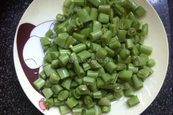 肉丁炒四季豆的做法图解2