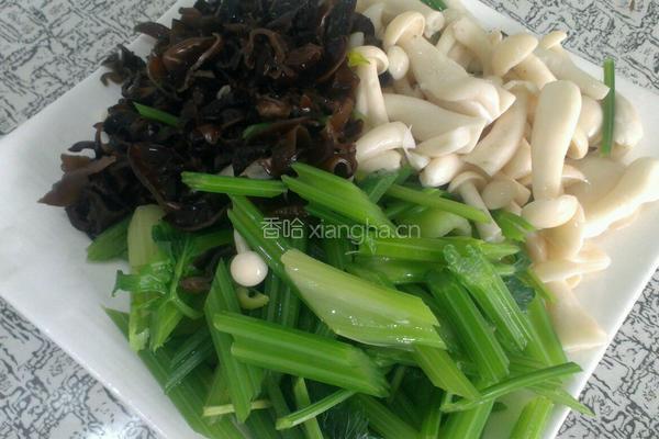 芹菜 白玉菇的做法图解2