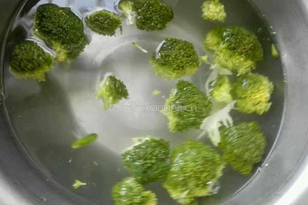 西蓝花凉拌木耳的做法图解1