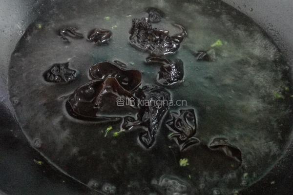 西蓝花凉拌木耳的做法图解3