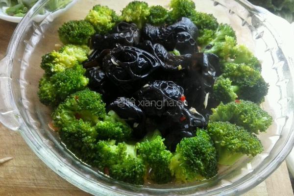 西蓝花凉拌木耳的做法图解5