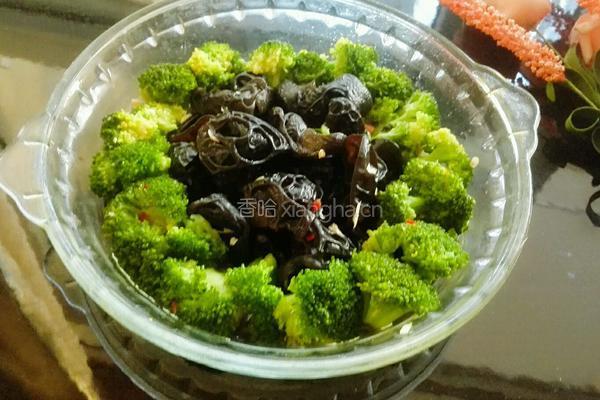 西蓝花凉拌木耳的做法图解7