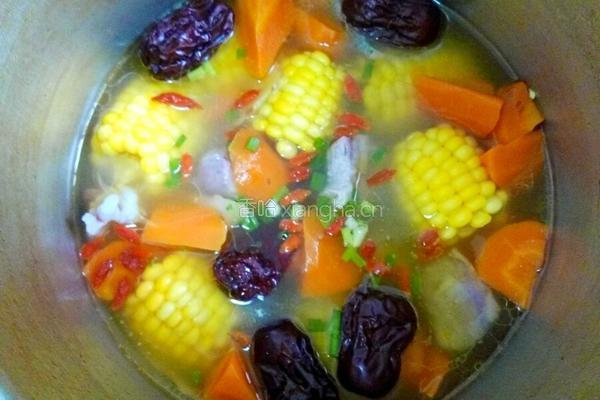 胡萝卜玉米排骨汤的做法图解6