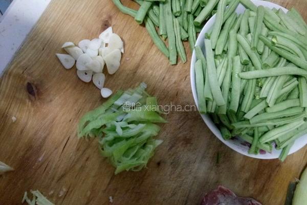 烧豆角的做法图解1
