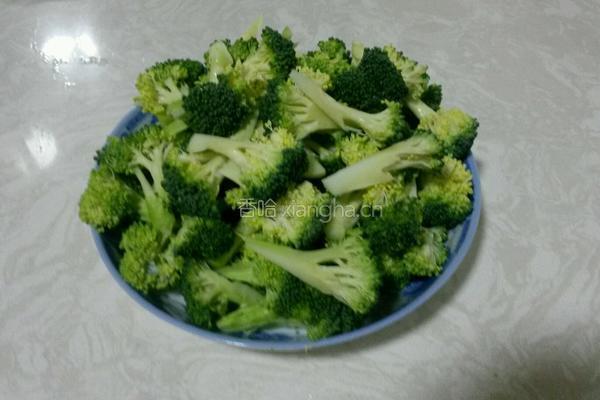 西蓝花炒肉的做法图解1