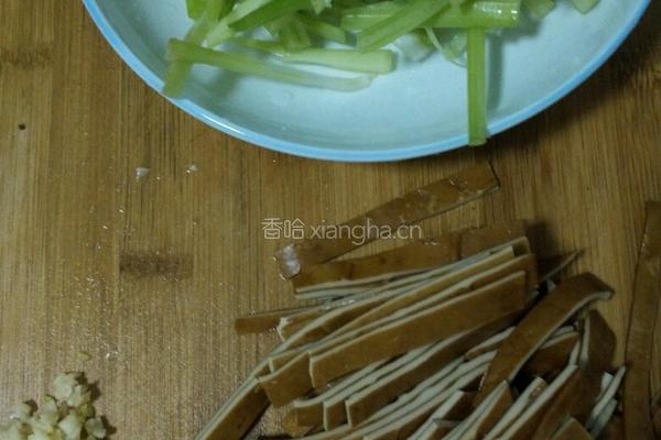 芹菜炒豆干的做法图解1
