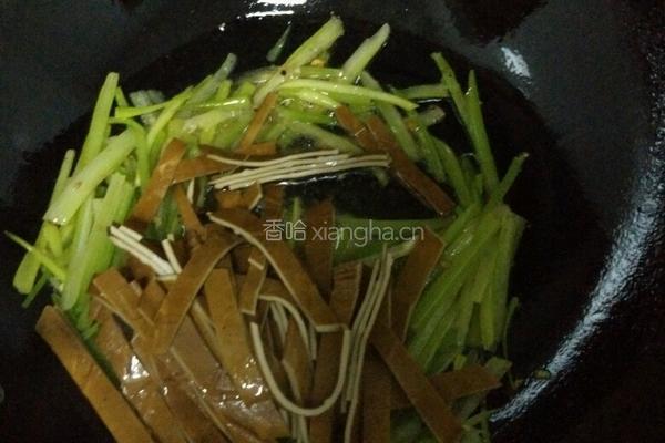 芹菜炒豆干的做法图解3