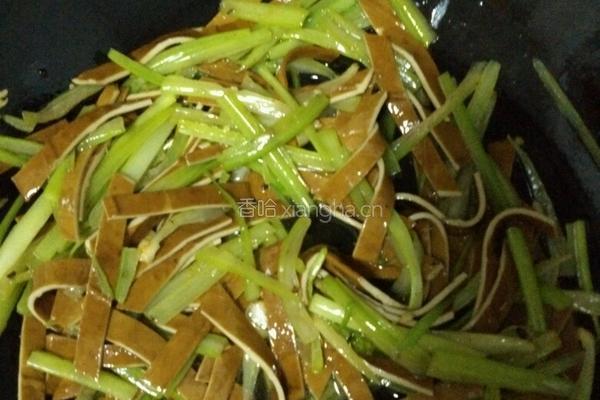芹菜炒豆干的做法图解5