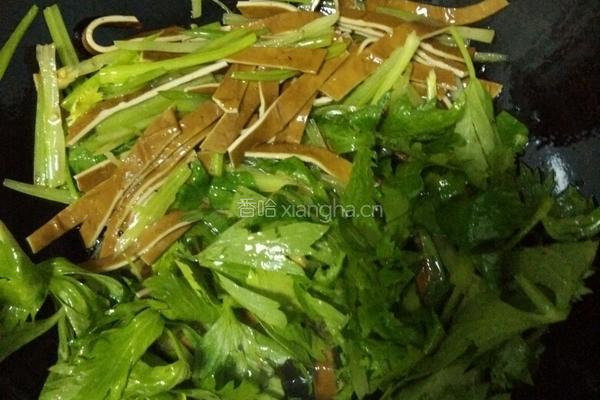 芹菜炒豆干的做法图解4