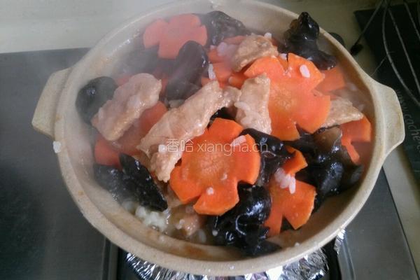 胡萝卜瘦肉煲仔饭的做法图解10