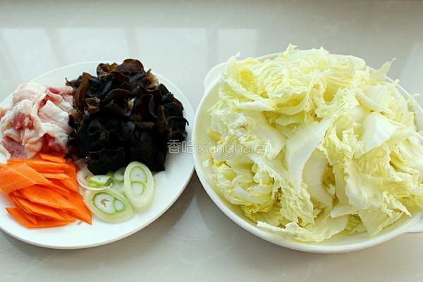 白菜片木耳炒肉的做法图解1