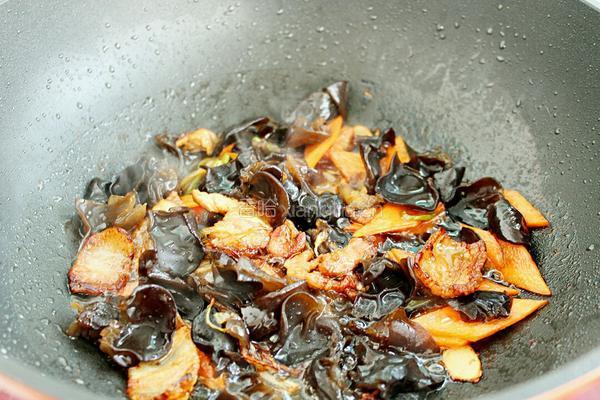 白菜片木耳炒肉的做法图解4