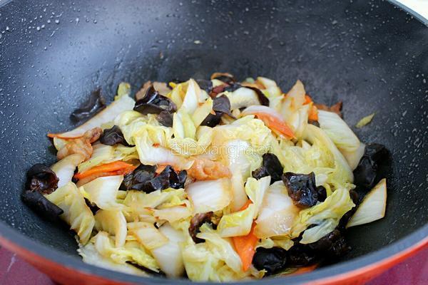白菜片木耳炒肉的做法图解7