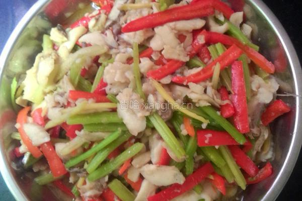 白鳞鱼，香芹，红菜椒的做法图解3