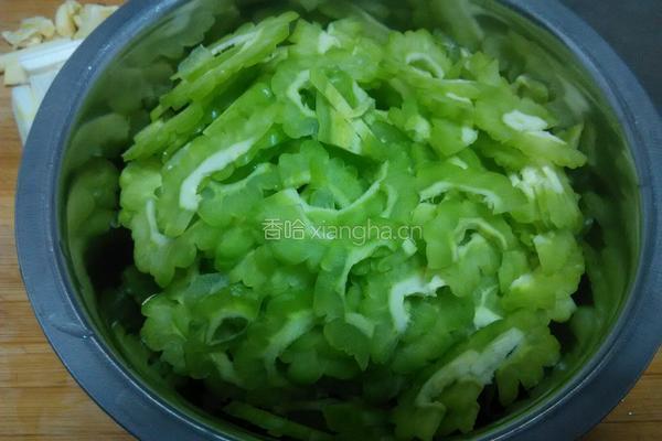 木耳炒苦瓜的做法图解3