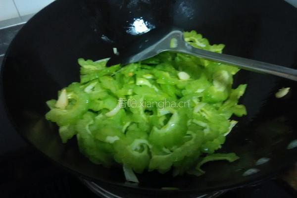 木耳炒苦瓜的做法图解6