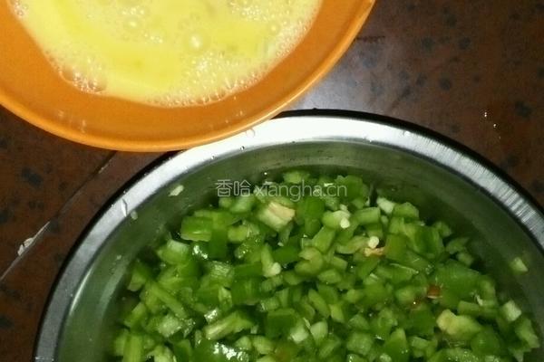 青椒炒鸡蛋的做法图解1