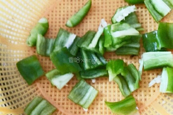 青椒百叶结炒肉块的做法图解3