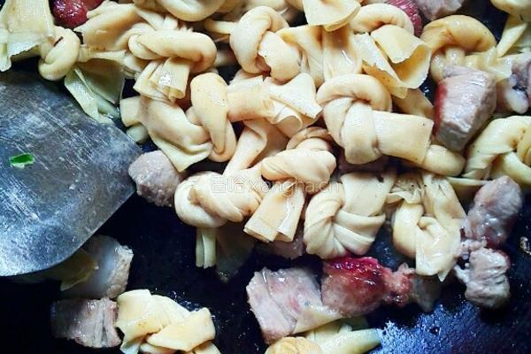 青椒百叶结炒肉块的做法图解5