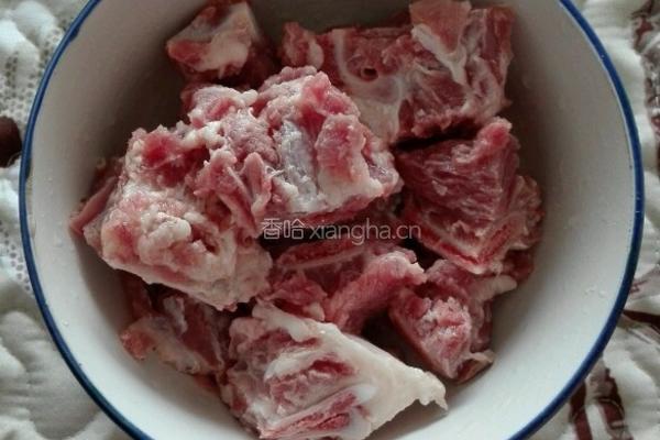 土豆烧排骨的做法图解1