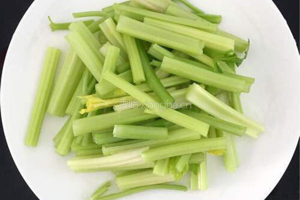 芹菜炒牛肉的做法图解1