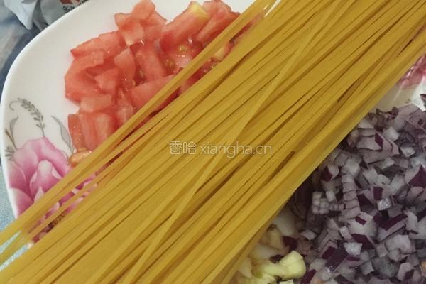 番茄洋葱意面的做法图解1