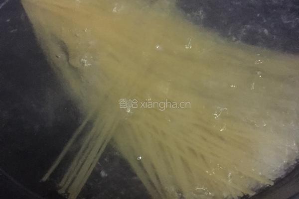 番茄洋葱意面的做法图解2