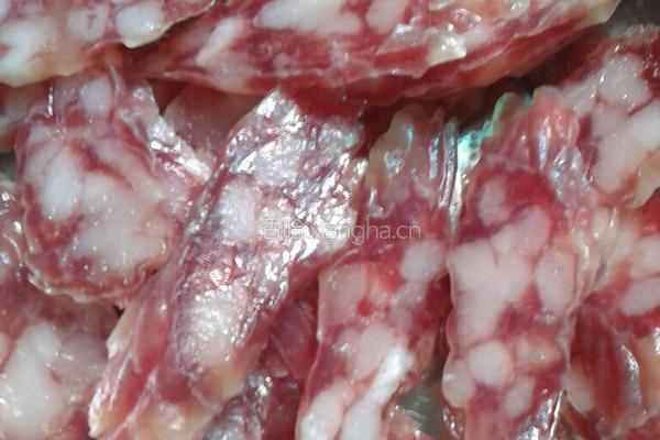 荷兰豆炒广式腊肠的做法图解2