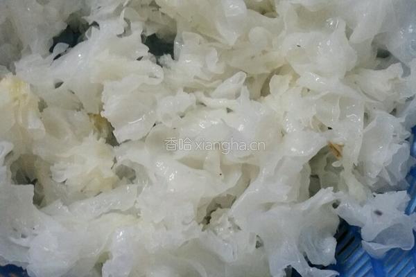 银耳鹌鹑蛋红枣糖水的做法图解3