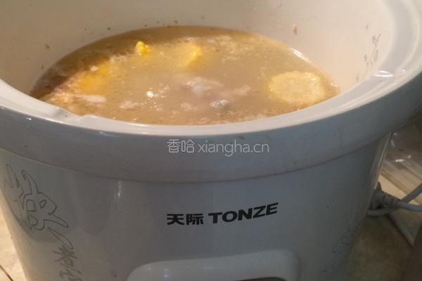 三文鱼头豆腐玉米红萝卜汤的做法图解4