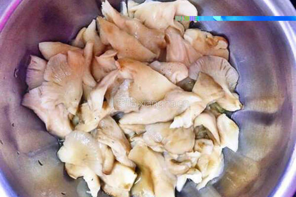 东北小笨鸡炖野生榛蘑的做法图解2
