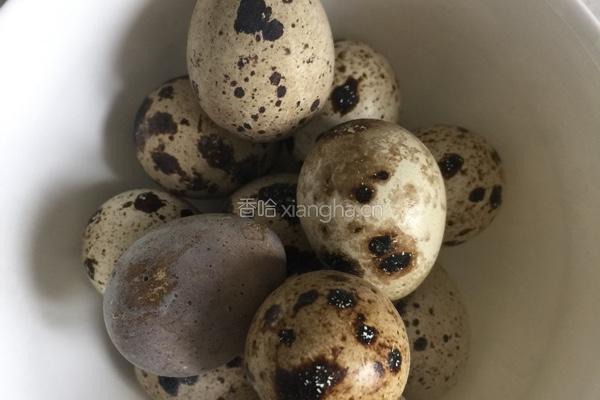 生活小窍门:巧扒鹌鹑蛋的做法图解1