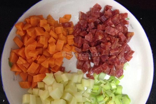 腊肠胡萝卜土豆焖饭的做法图解1